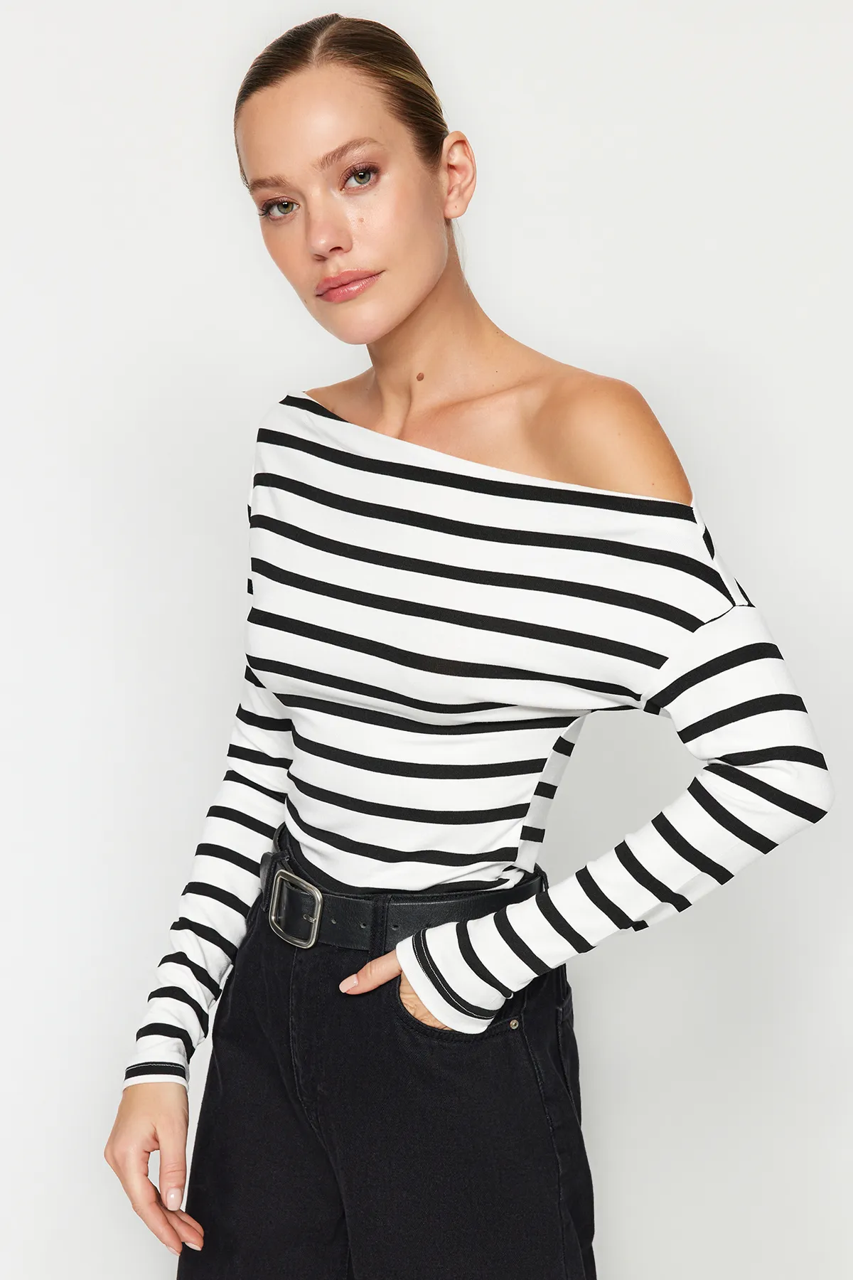 Trendyol Collection  Schwarz-weiß gestreifte, hochwertige, dehnbare Strickbluse aus weichem Stoff mit U-Boot-Ausschnitt und tailliertem Schnitt TWOAW24BZ00227