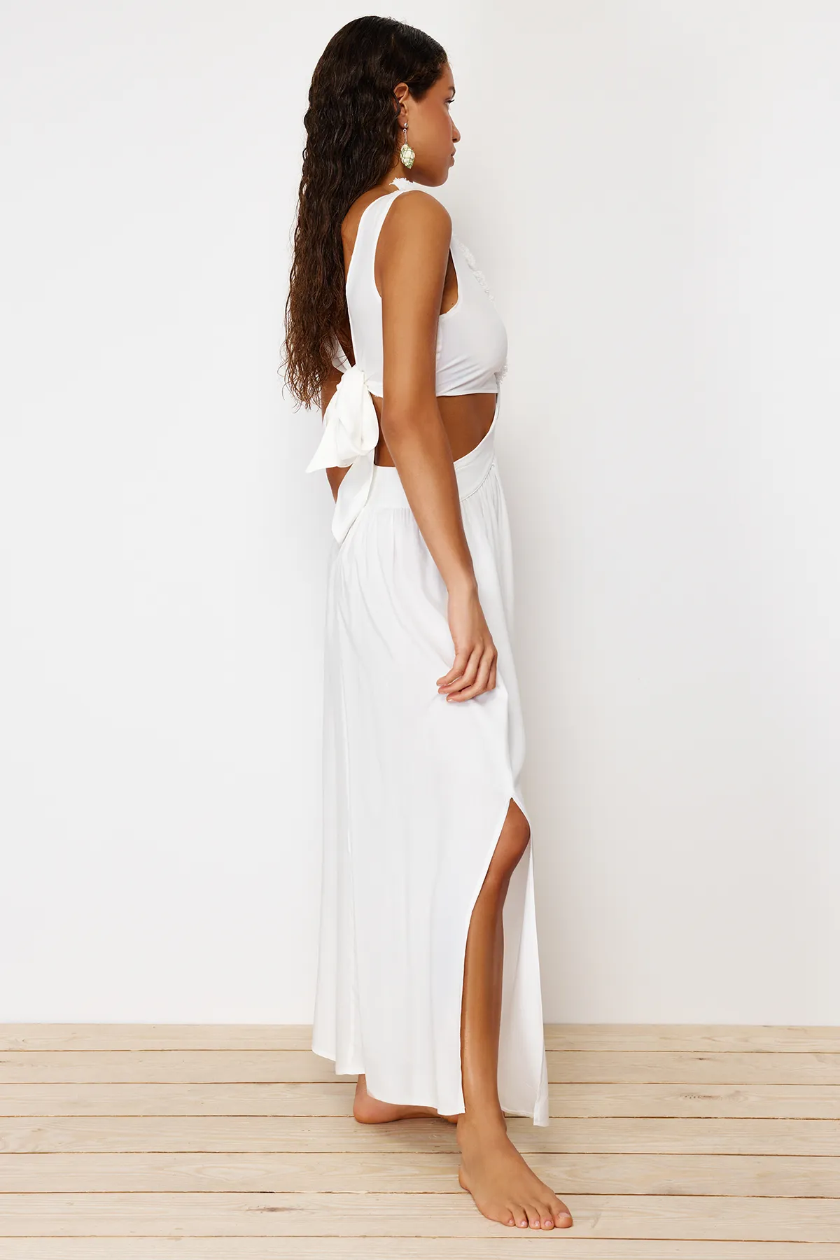 Trendyol Collection  Ecrufarbenes Maxi-Strandkleid mit gewebten Quasten TBESS21EL3624