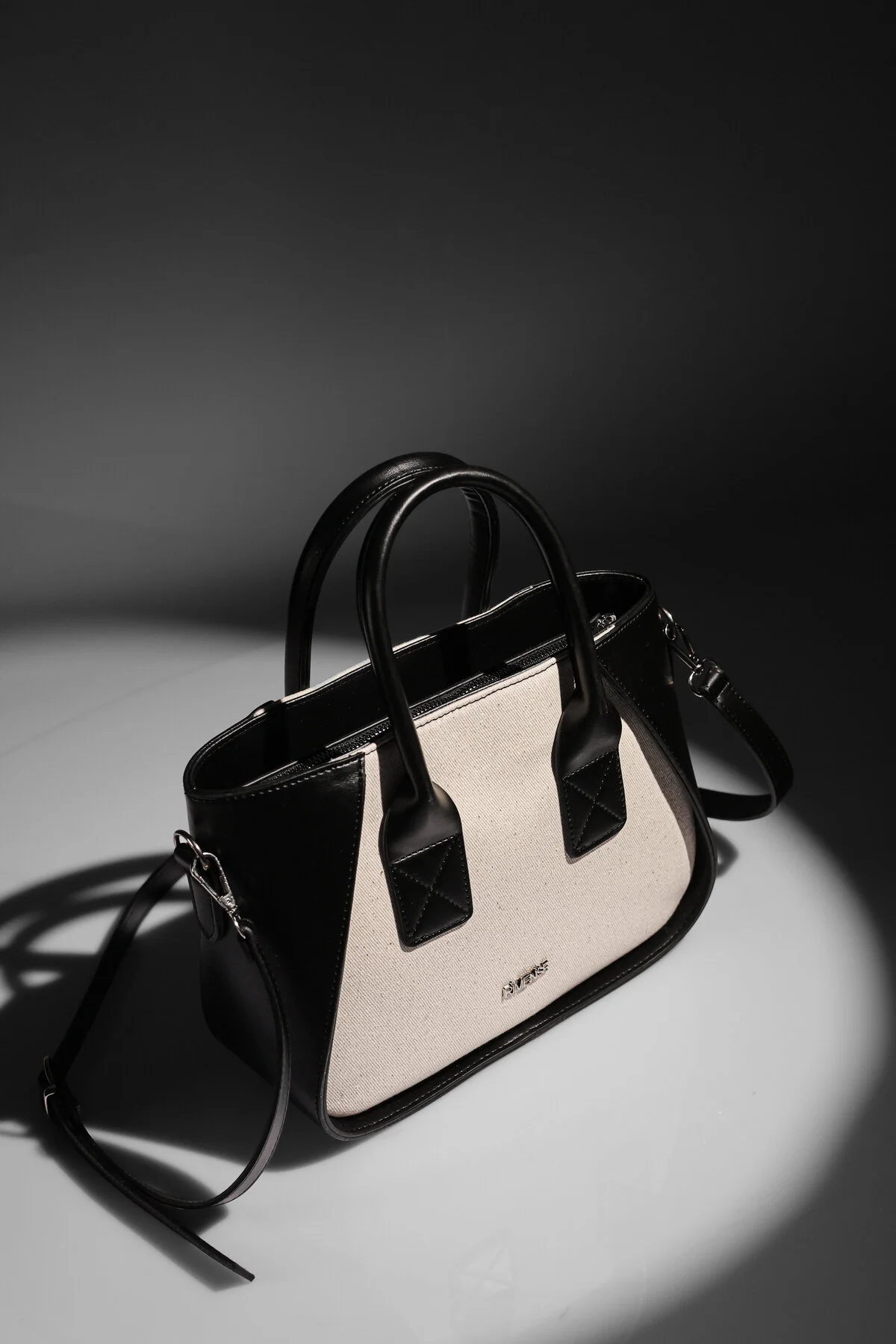 Rimense  Schwarze, gefütterte Hand- und Schultertasche aus Leinen mit langen Riemen