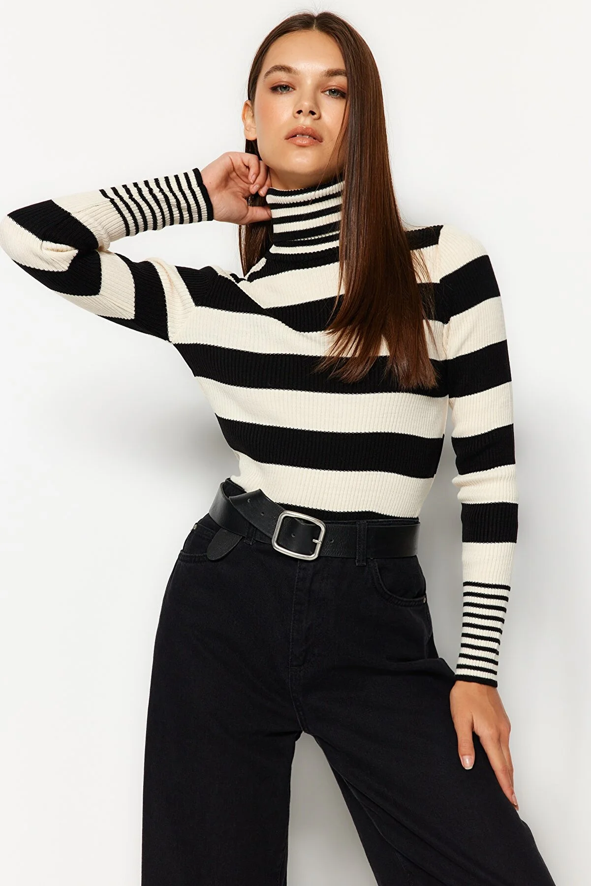 Trendyol Collection  Schwarz gestreifter Strickpullover TWOAW24KZ00637
