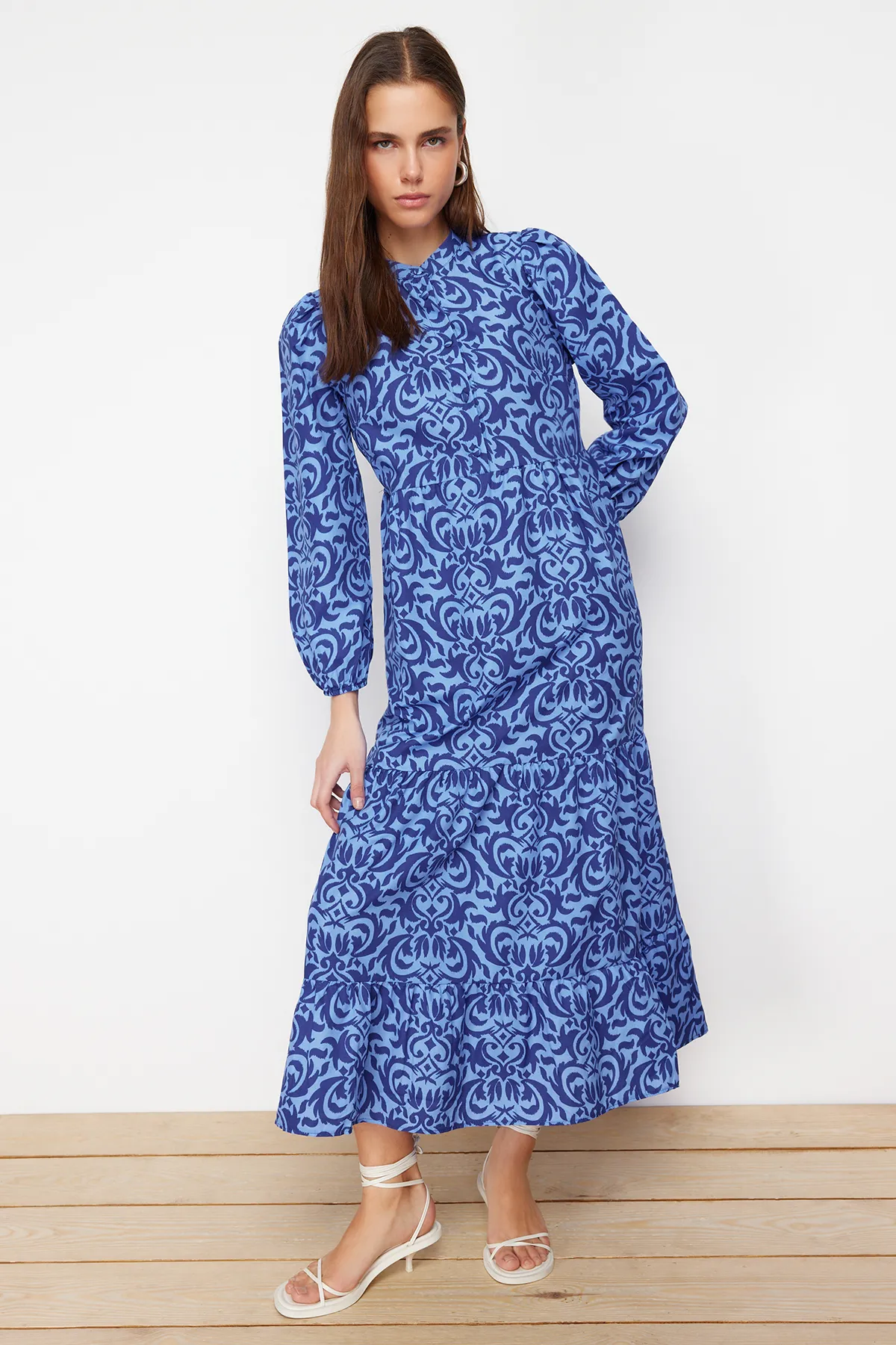 Trendyol Modest  Saks gemustertes, gewebtes Baumwollkleid mit halber Knopfleiste und weiter Passform TCTSS23EB00222