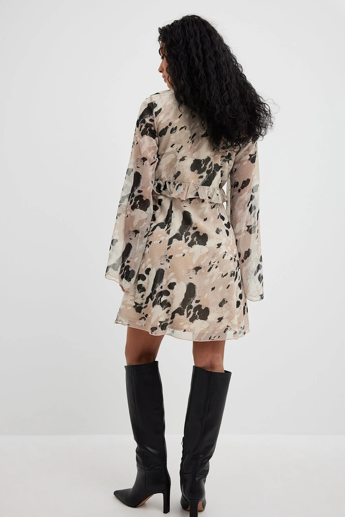 Fließendes Minikleid mit Rüschendetail