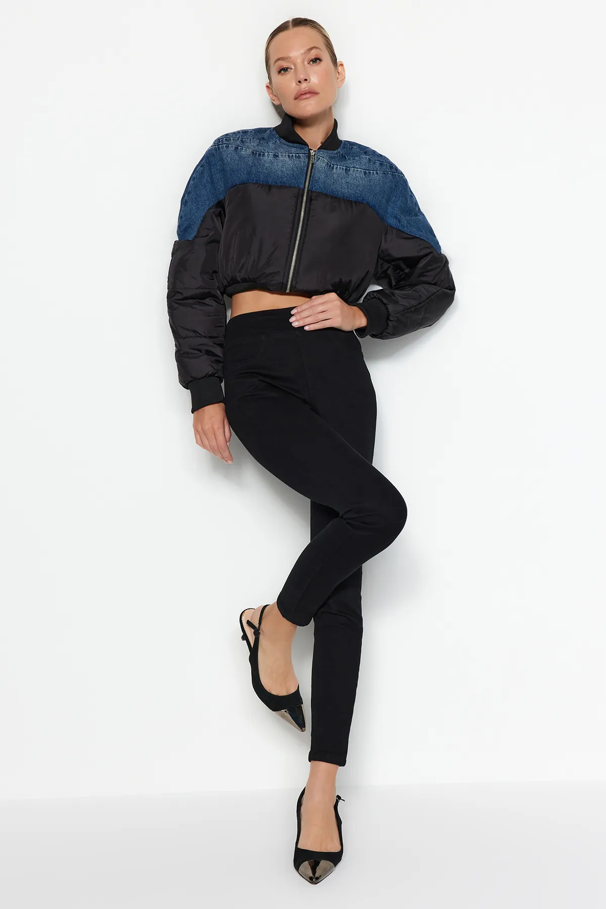 Trendyol Collection  Schwarze Jegging-Jeans mit hoher Taille und detailliertem Bund TWOAW24JE00234