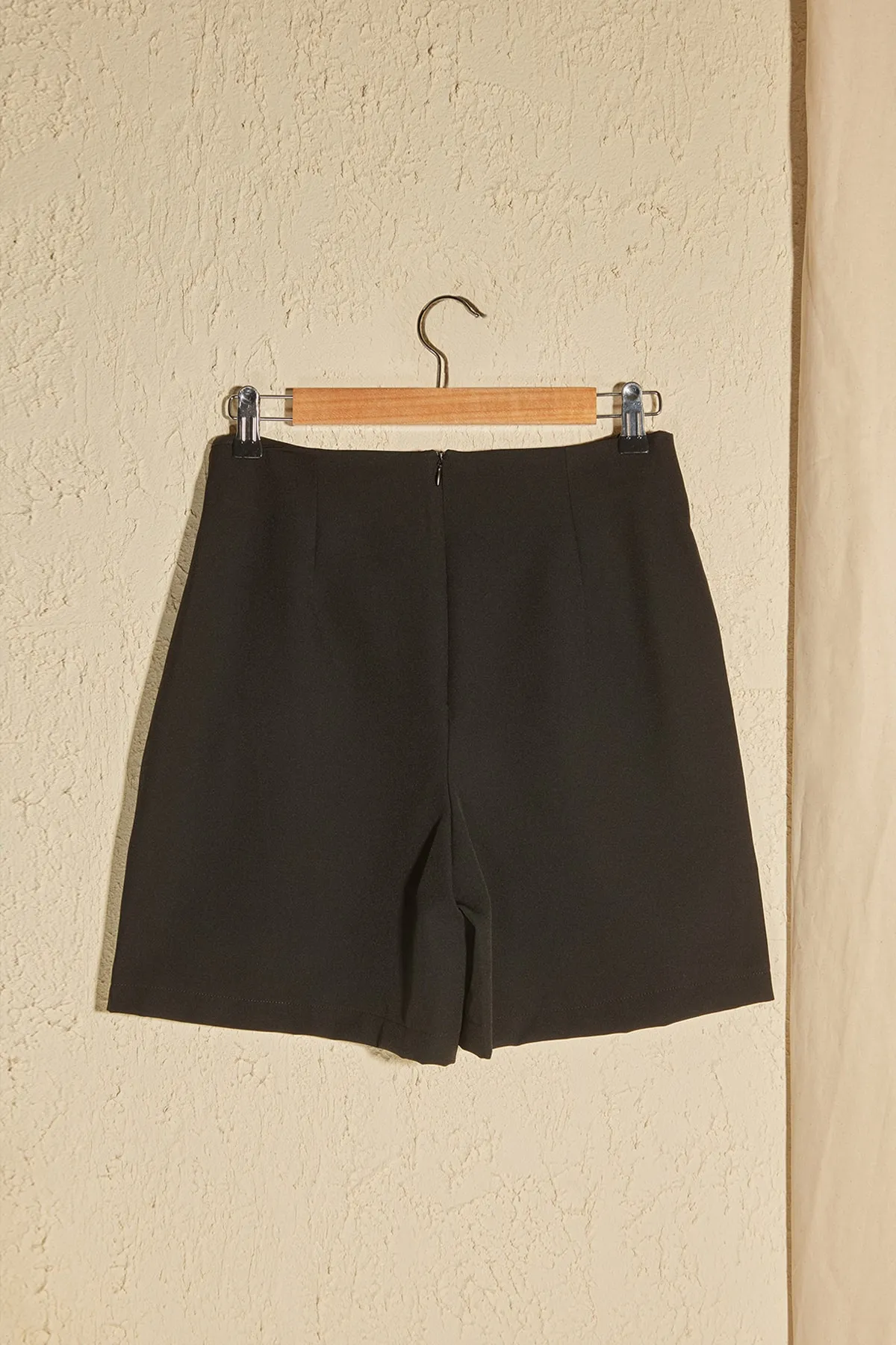 Trendyol Collection  Schwarzer, gewebter Shorts-Rock mit Reißverschluss und detaillierten Details TWOSS20SR0139