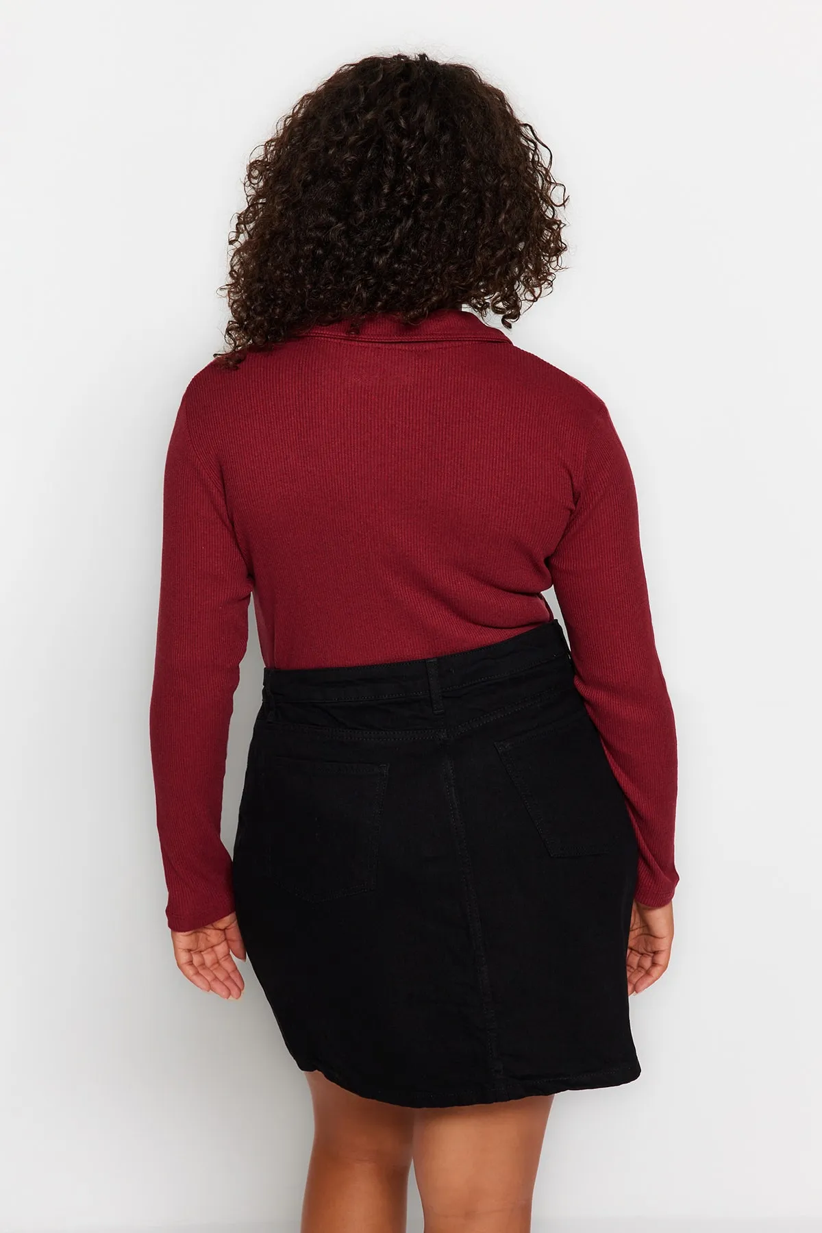 Trendyol Curve  Weinroter, taillierter Strickbody mit geripptem Hemdkragen und Druckknopfverschluss TBBAW23CS00007