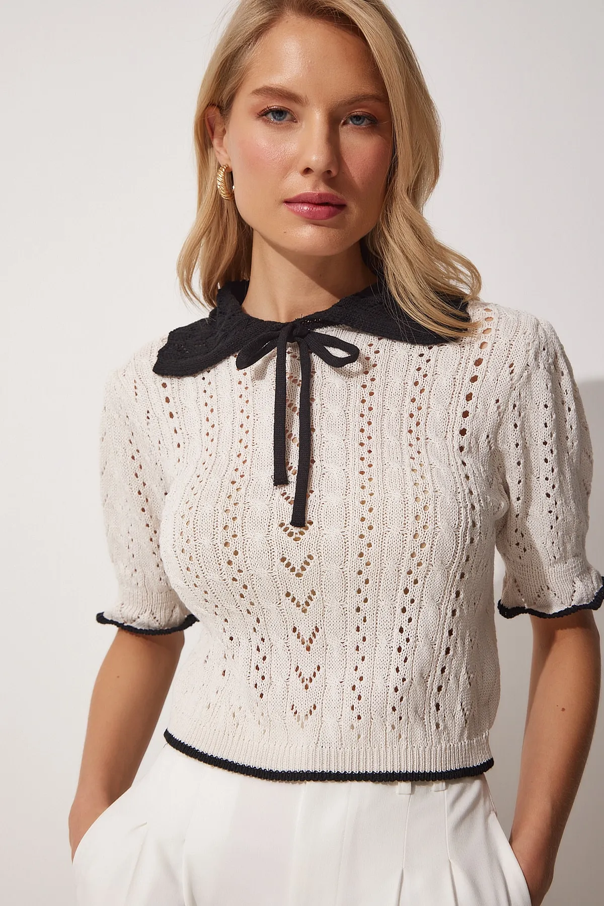 Happiness İstanbul  Cremefarbene, durchbrochene, kurze Sommer-Strickbluse in Kontrastfarbe für Damen DP00180