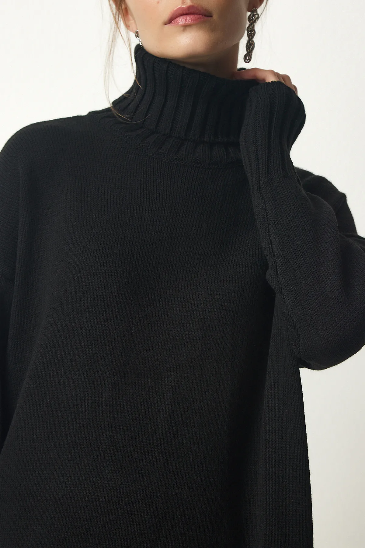 Happiness İstanbul  Schwarzes Oversize-Strickkleid mit Rollkragen und Schlitz für Damen PF00042