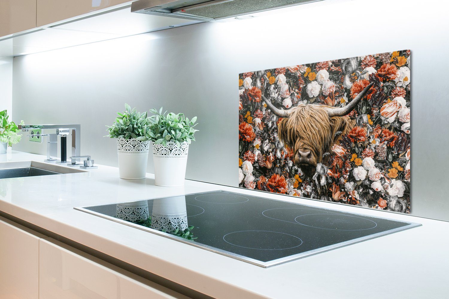 MuchoWow Küchenrückwand Schottischer Highlander - Blumen - Schwarz - Weiß, (1-tlg), 60x40 cm, Herdblende aus Wandschutz, Temperaturbeständig küchen