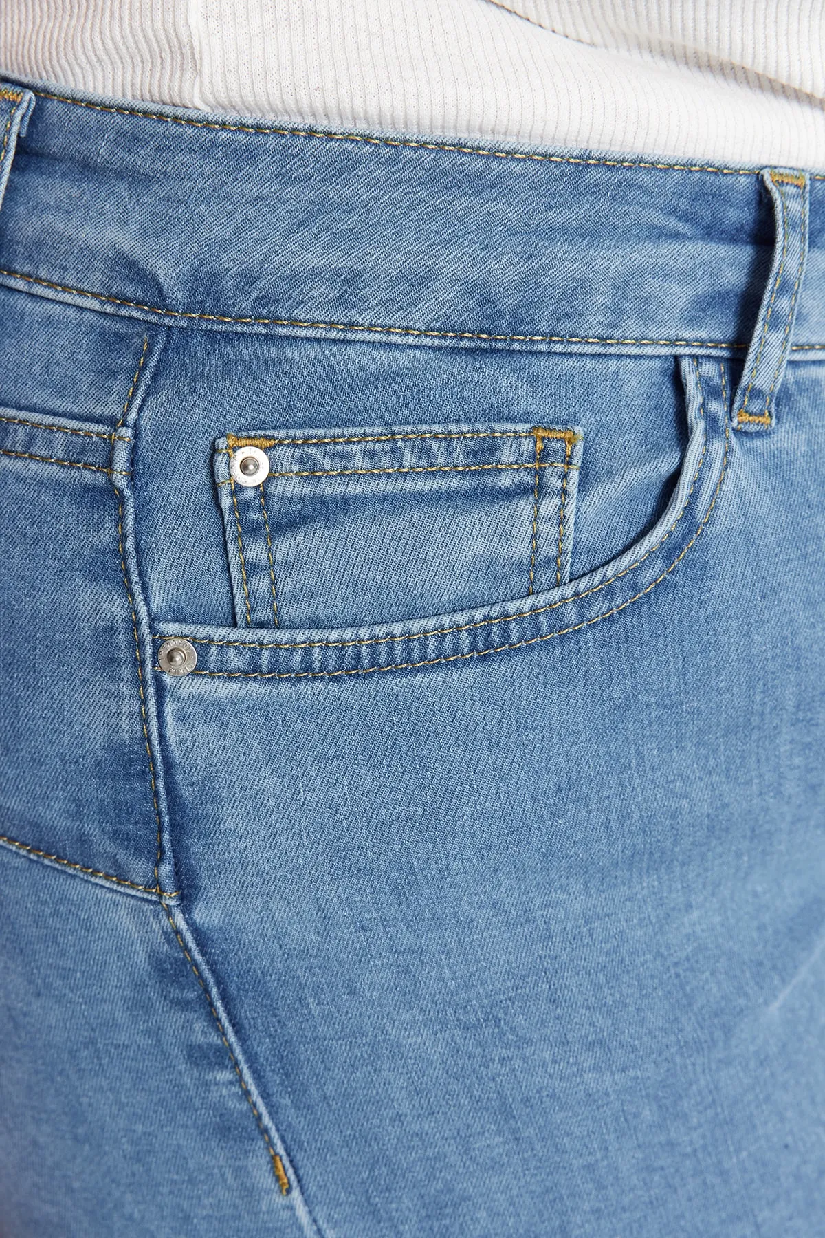 Trendyol Curve  Blaue, flexible Skinny-Denim-Jeans mit Schlitz und Quastendetail TBSSS23CJ00020