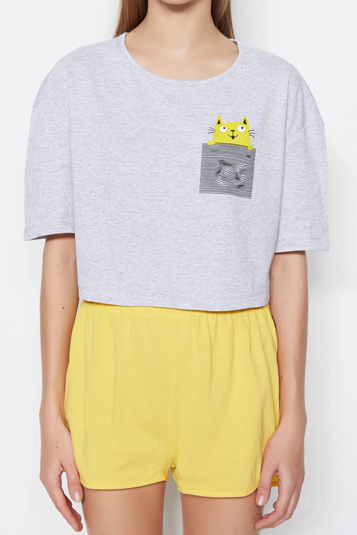 Trendyol Collection  Gelbes Pyjama-Set aus bedrucktem T-Shirt und Shorts aus Baumwolle THMSS21PT0734