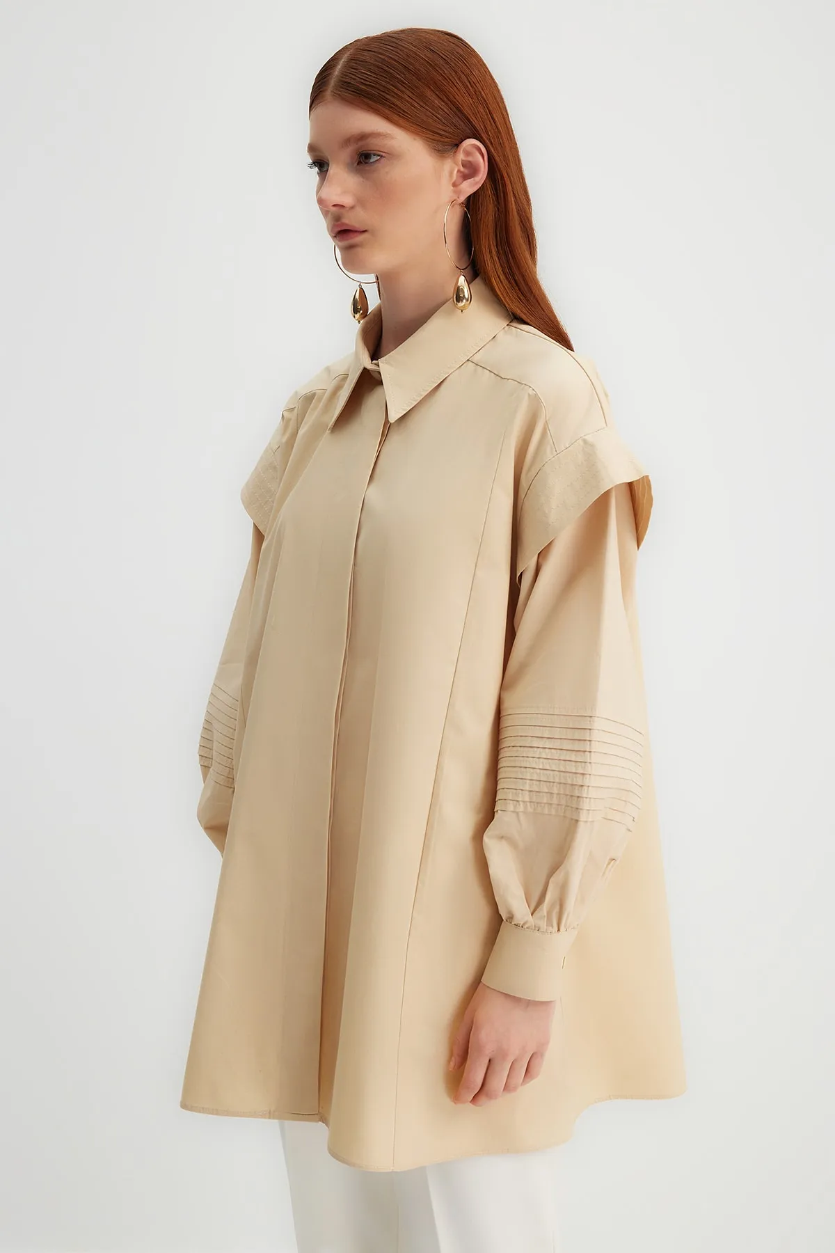 Trendyol Modest  Kevser Sarıoglu Weißes Hemd aus 100 % gewebtem Popeline mit gerippten Nähten TCLSS23TG00002
