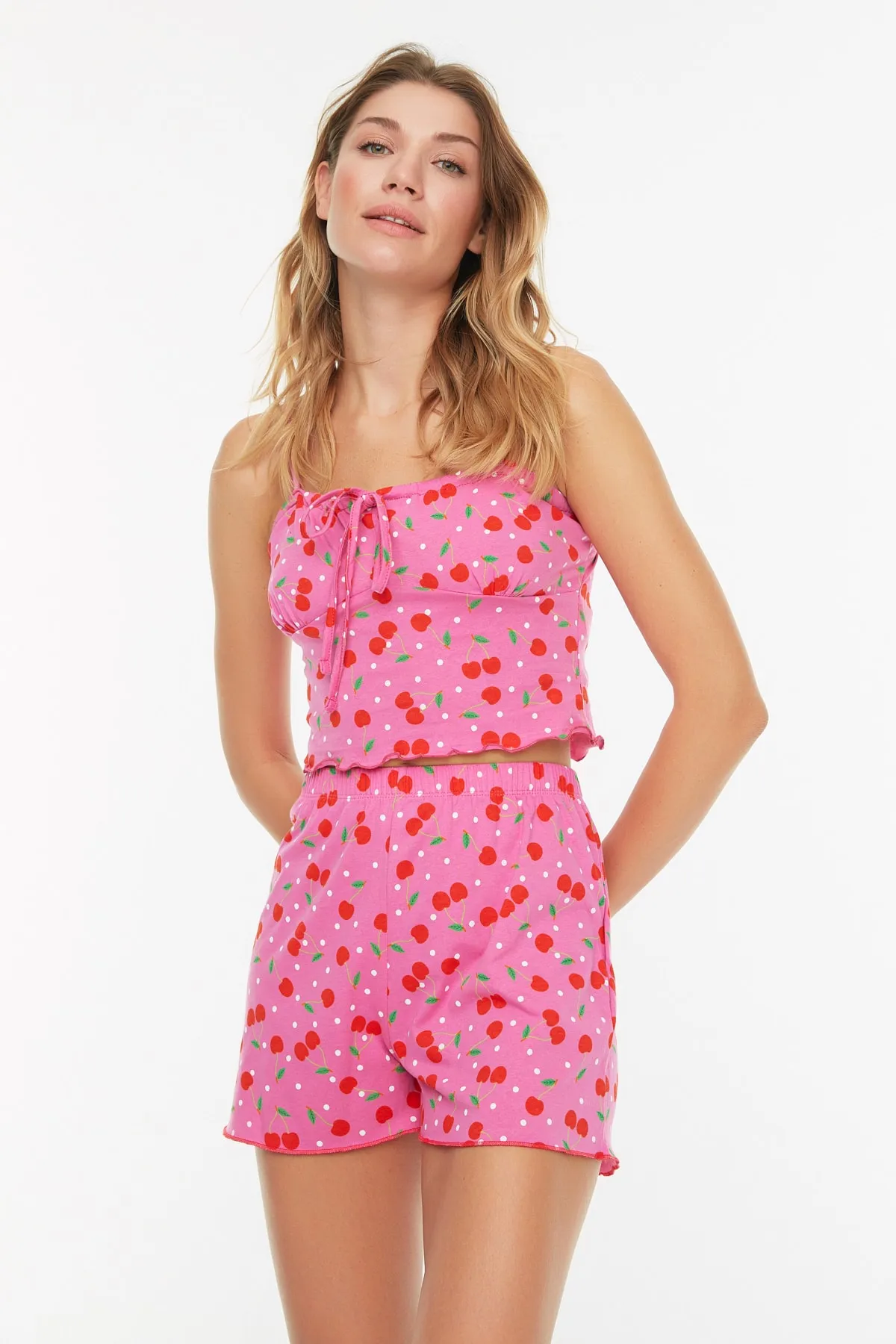 Trendyol Collection  Mehrfarbiges Pyjama-Set aus 100 % Baumwolle mit Kirschmuster und Seilträgern THMSS22PT0649