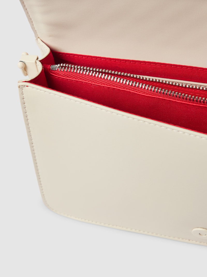 Schultertasche mit Label-Detail Modell 'ICE' in offwhite