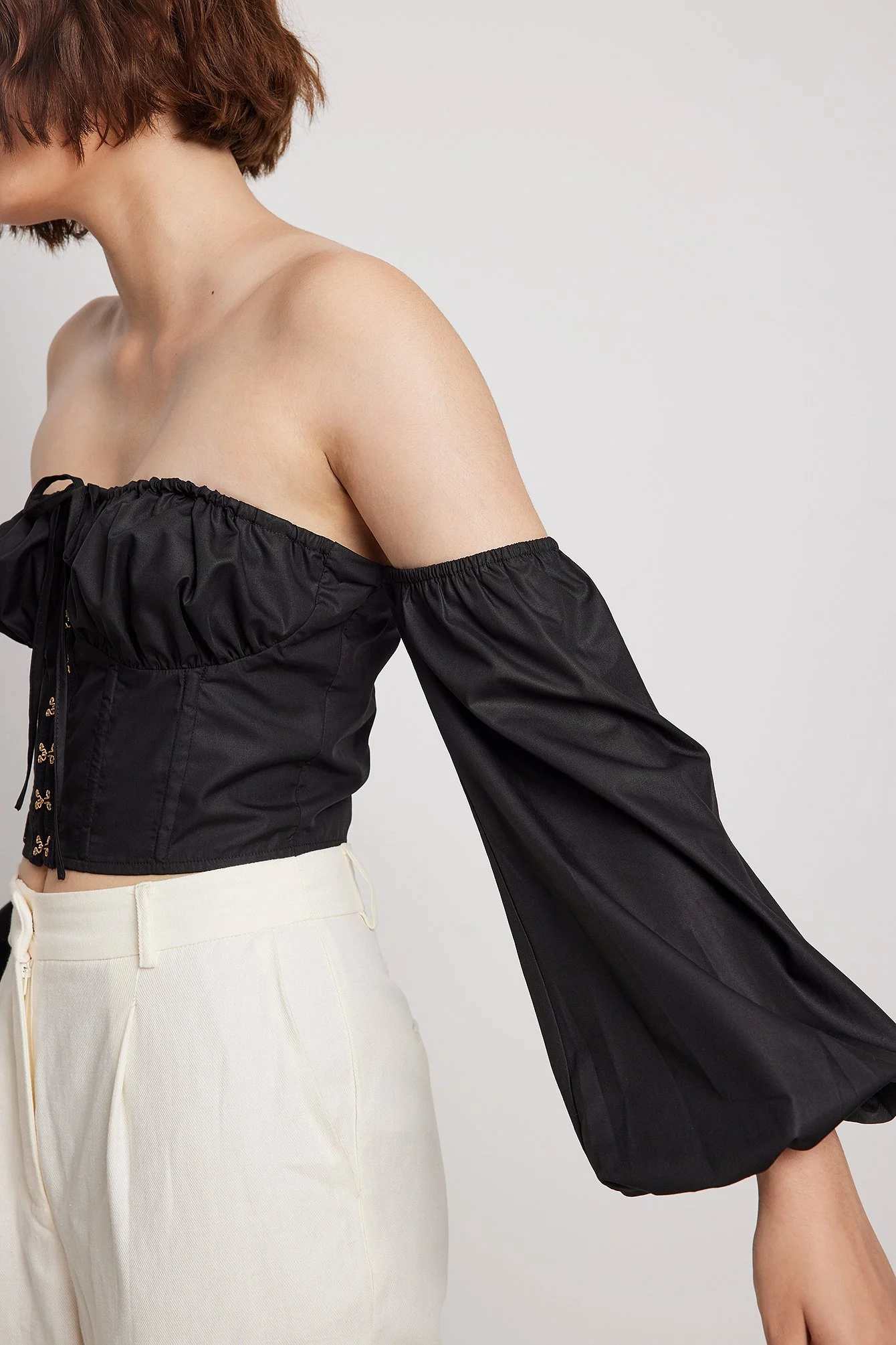 Bluse mit quadratischem Ausschnitt und geraffter Front