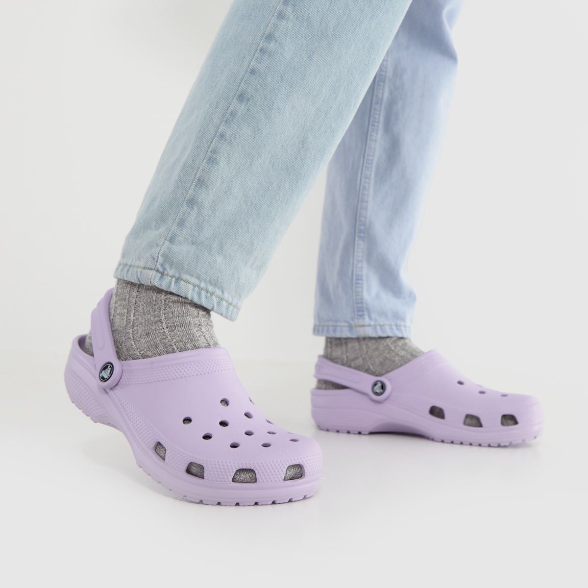 Crocs Classic klumpa szandál lila színben