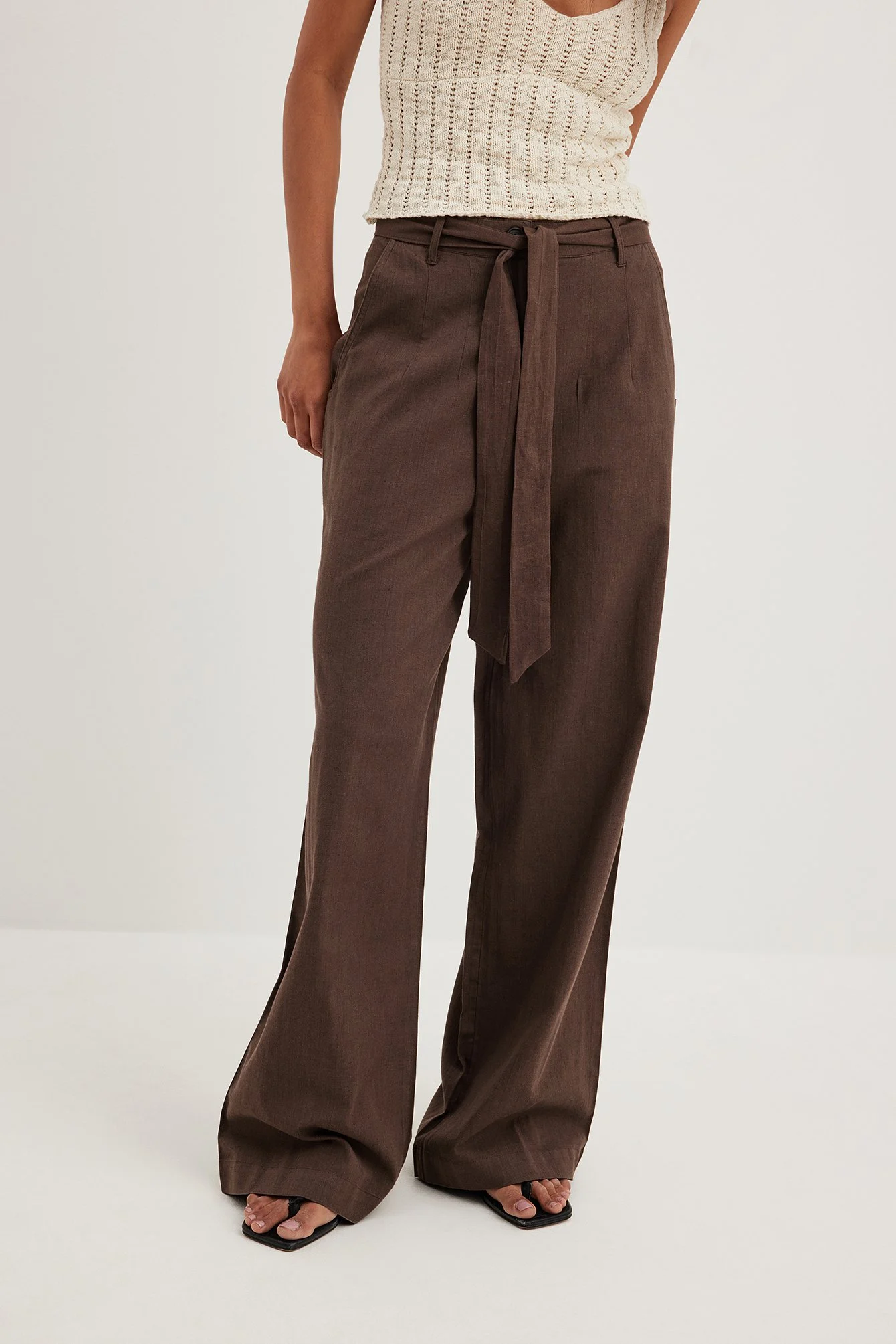 Hose mit weiten Beinen und geschnürter Taille