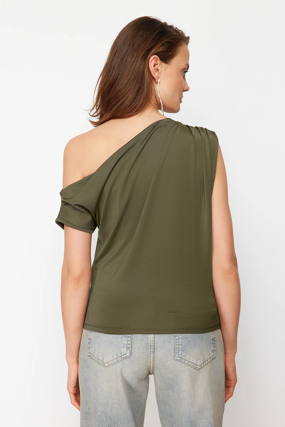 Trendyol Collection  Khakifarbene, ärmellose Stretch-Strickbluse mit asymmetrischem Kragen und normaler Passform TWOSS24BZ00396