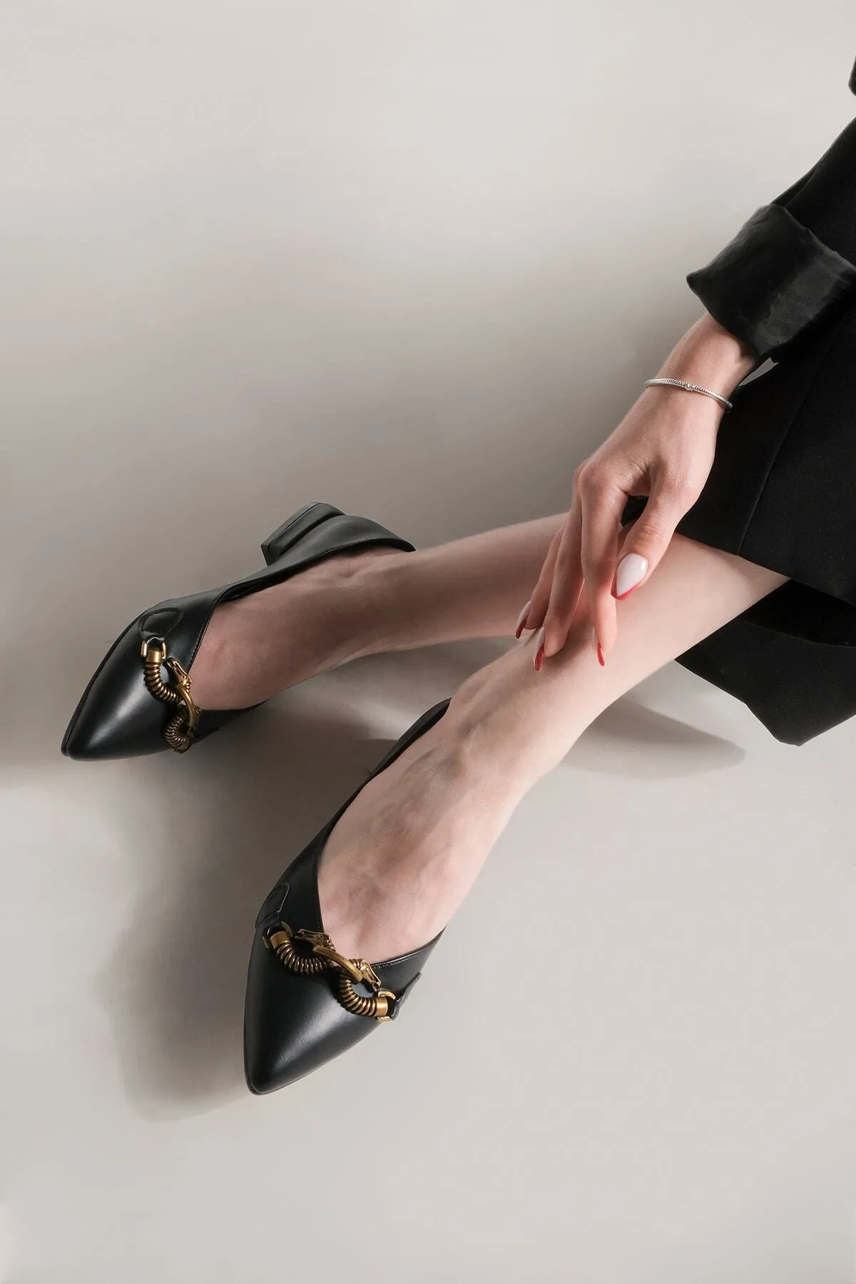 Marjin  Ballerinas mit spitzer Spitze und Kettenschnalle für Damen Kosef Schwarz