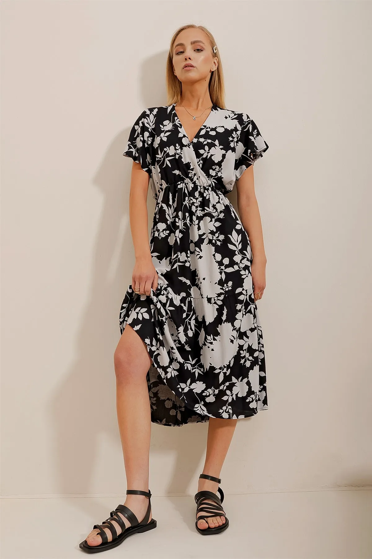 Trend Alaçatı Stili  Schwarz-weißes zweireihiges Kleid mit Kragen und Volants aus Viskosegewebe für Damen ALC-X4373