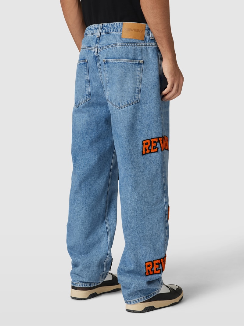 Baggy Jeans mit Allover-Label-Patches in blau