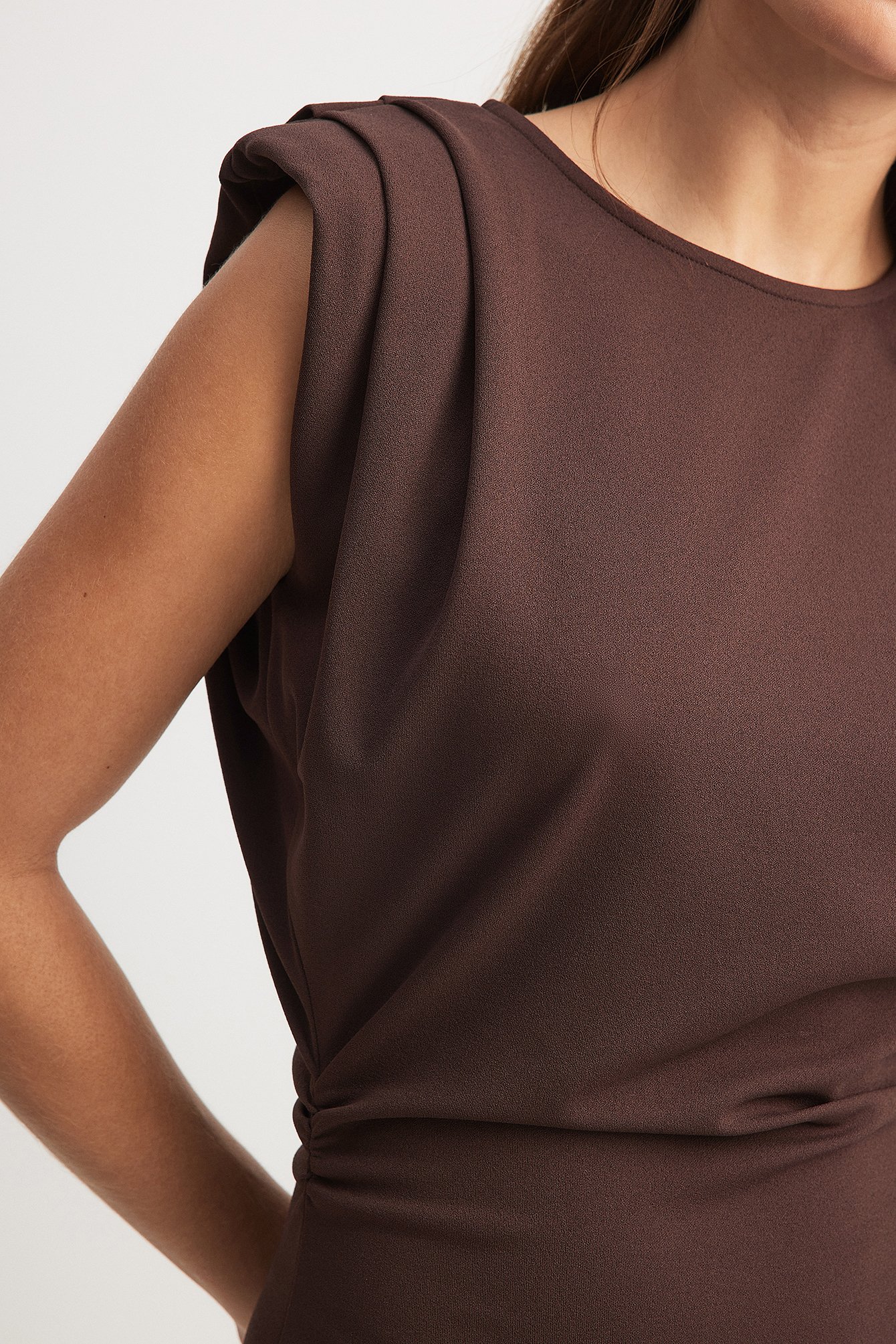 Midikleid mit markanten Schultern