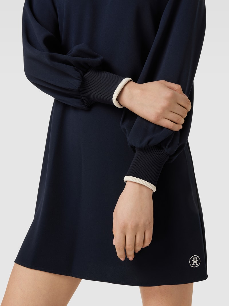 Knielanges Kleid mit Teilungsnähten in marineblau