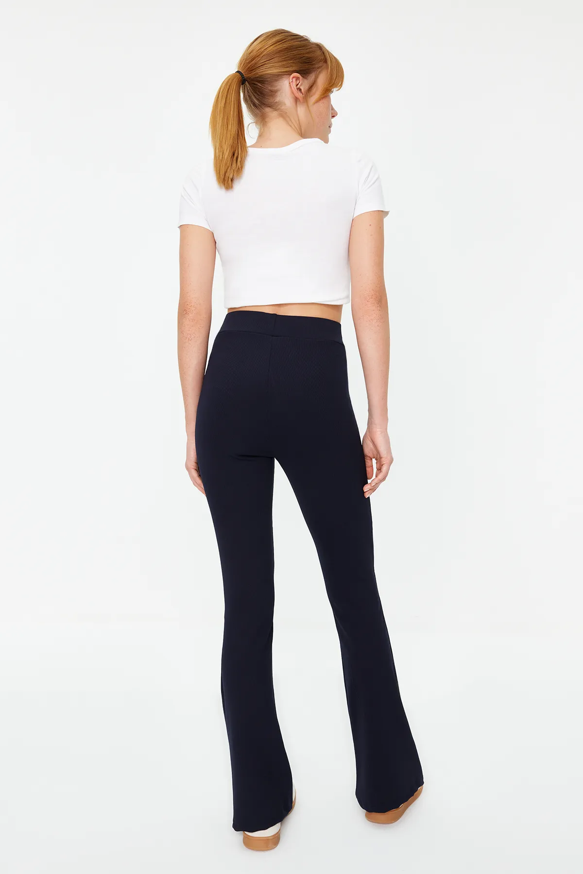 Trendyol Collection  Marineblaue, gerippte, ausgestellte/spanische Leggings mit hoher Taille und dehnbarer Strick-Leggings TWOSS23PL00135
