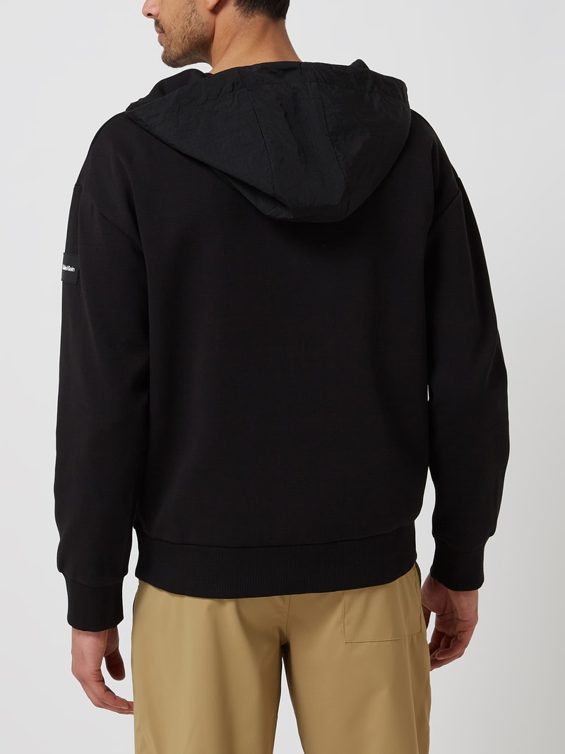 Hoodie mit Reißverschlusstaschen in schwarz