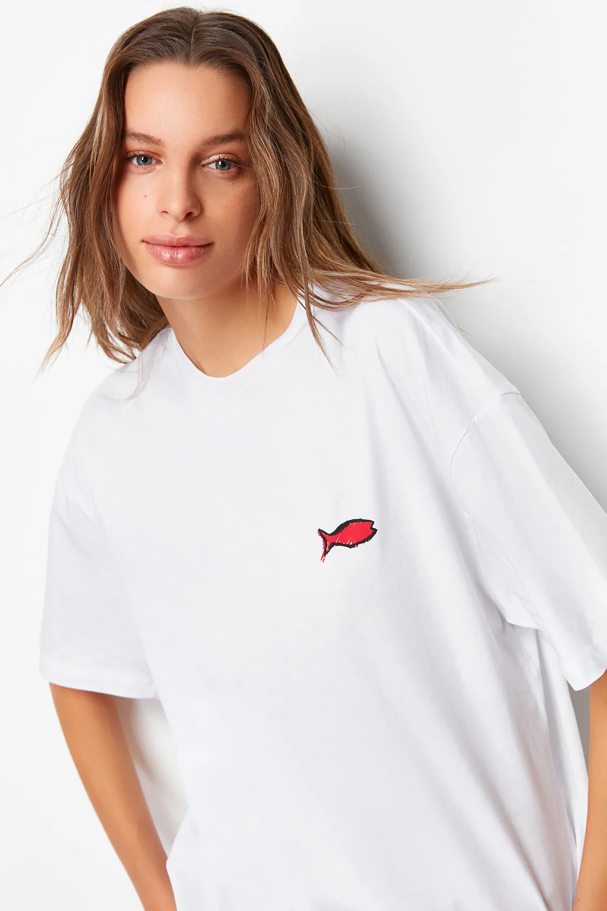 Trendyol Collection  Weißes, bedrucktes, übergroßes/weites Strick-T-Shirt mit Rundhalsausschnitt aus 100 % Baumwolle TWOSS23TS00329