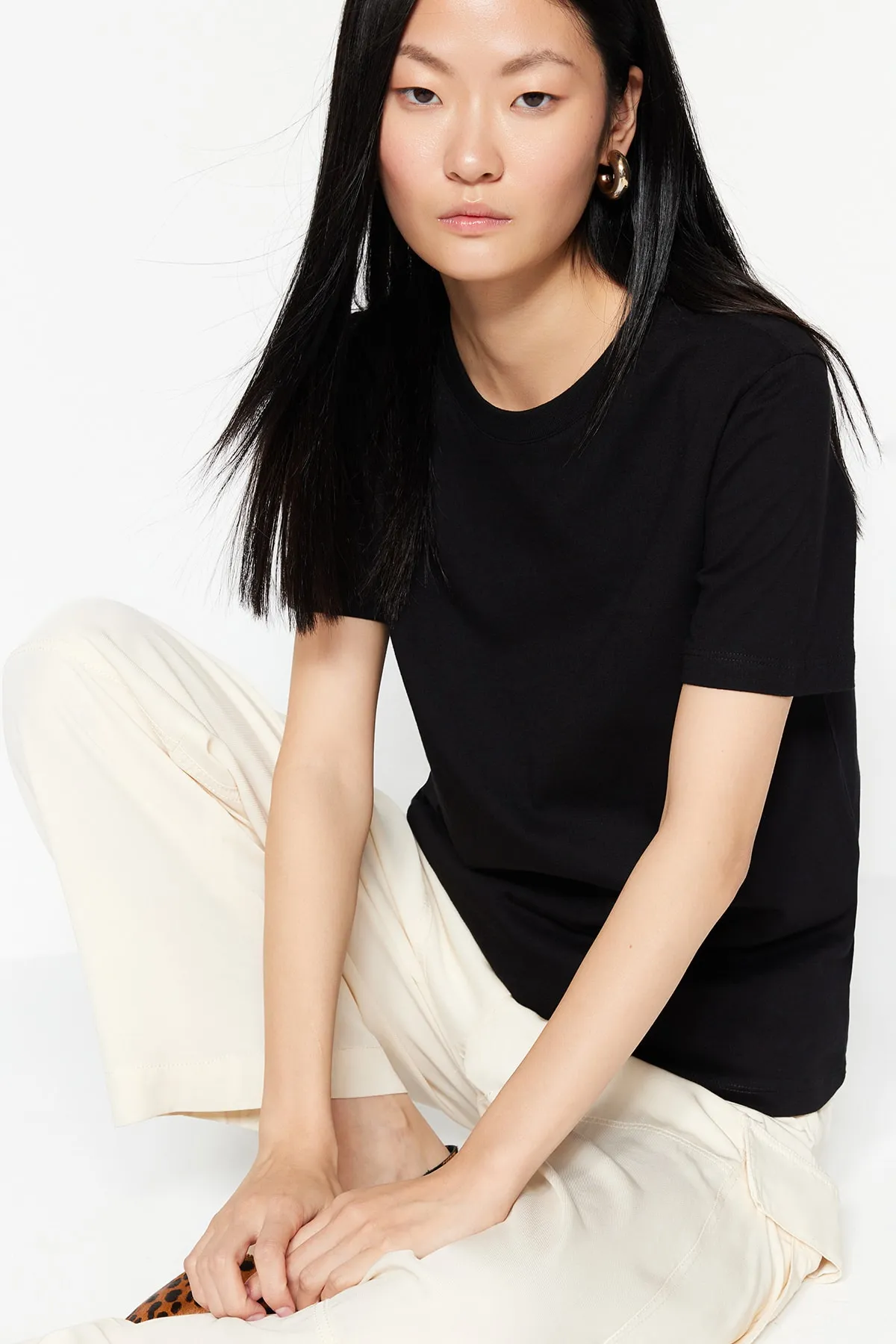 Trendyol Collection  Schwarzes Premium-Basic-Strick-T-Shirt mit Rundhalsausschnitt aus 100 % Baumwolle TWOSS23TS00042