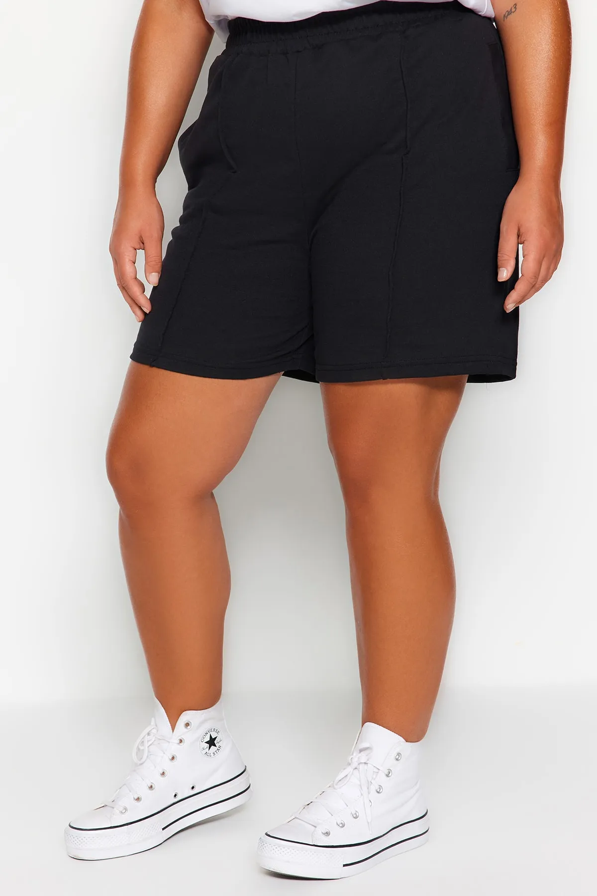 Trendyol Curve  Schwarze, dünne, gerippte Strickshorts TBBSS23AP00004