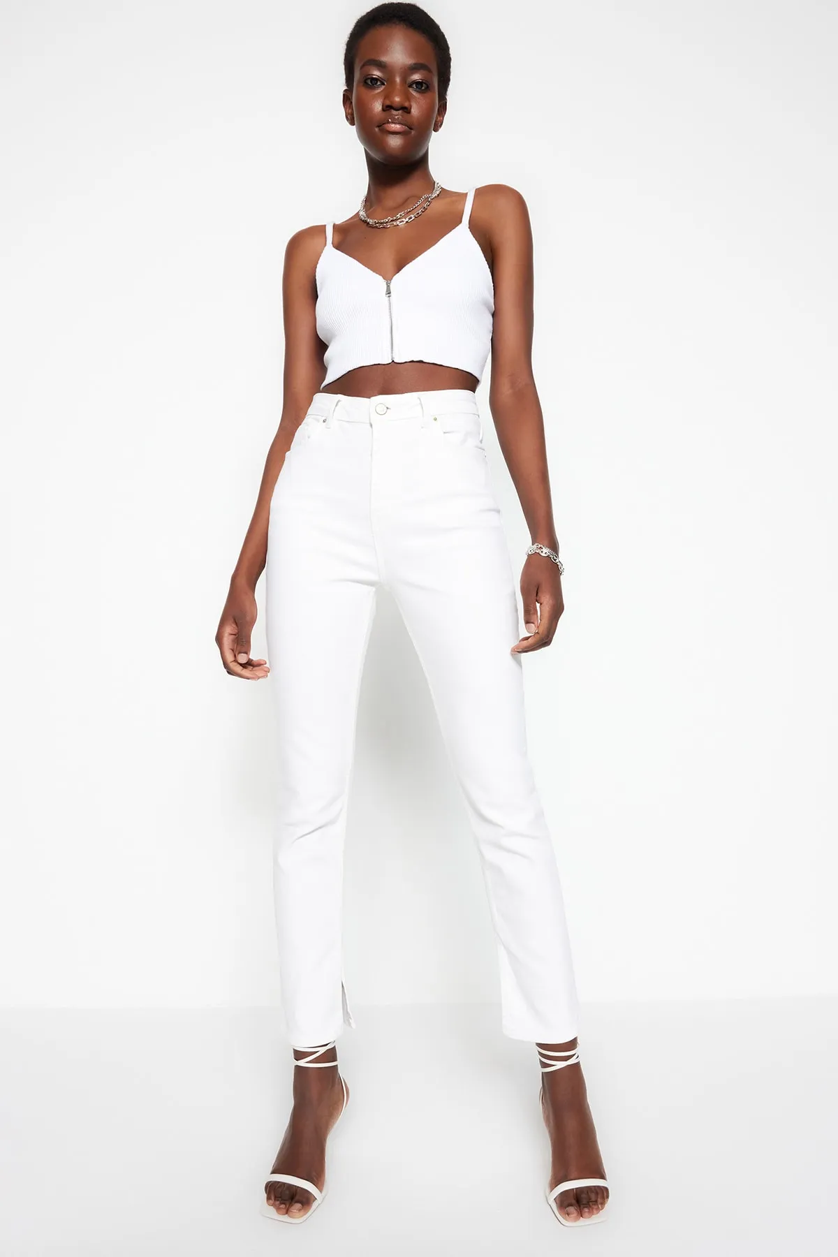Trendyol Collection  Weiße Bootcut-Jeans mit Schlitz und hoher Taille