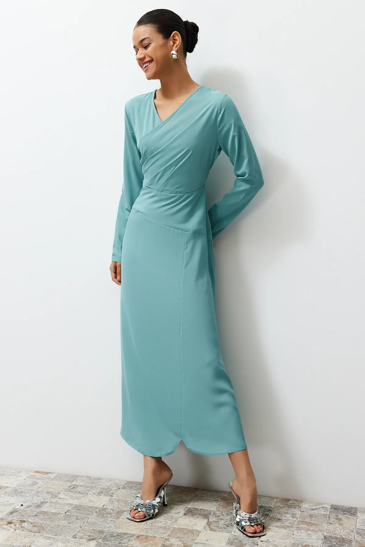 Trendyol Modest  Khakifarbenes Abendkleid aus gewebtem Satin mit zweireihigem Kragen TCTSS24DB00046