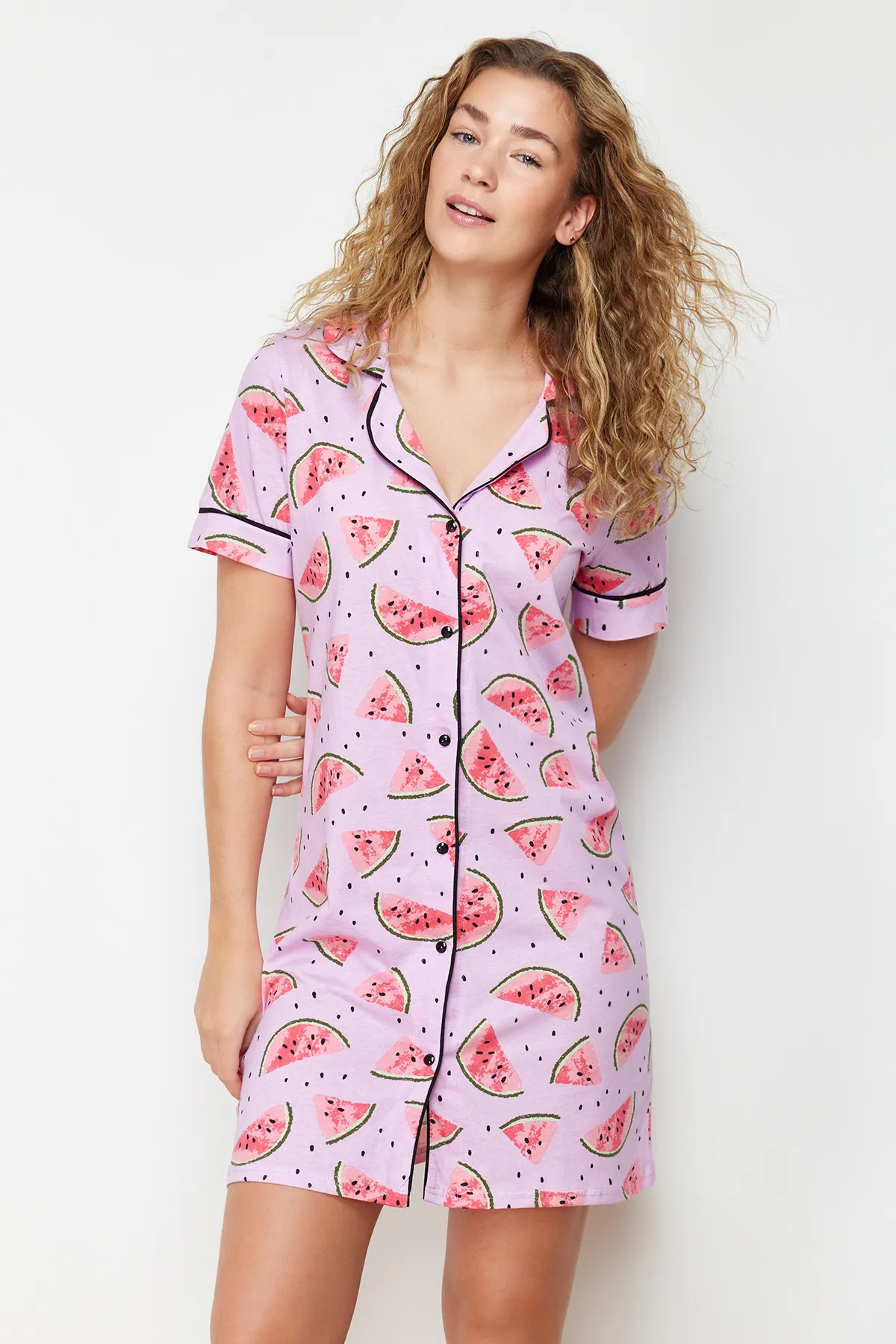 Trendyol Collection  Rosa gestricktes Nachthemd aus 100 % Baumwolle mit Wassermelonenmuster und Paspelierung THMSS24GC00010