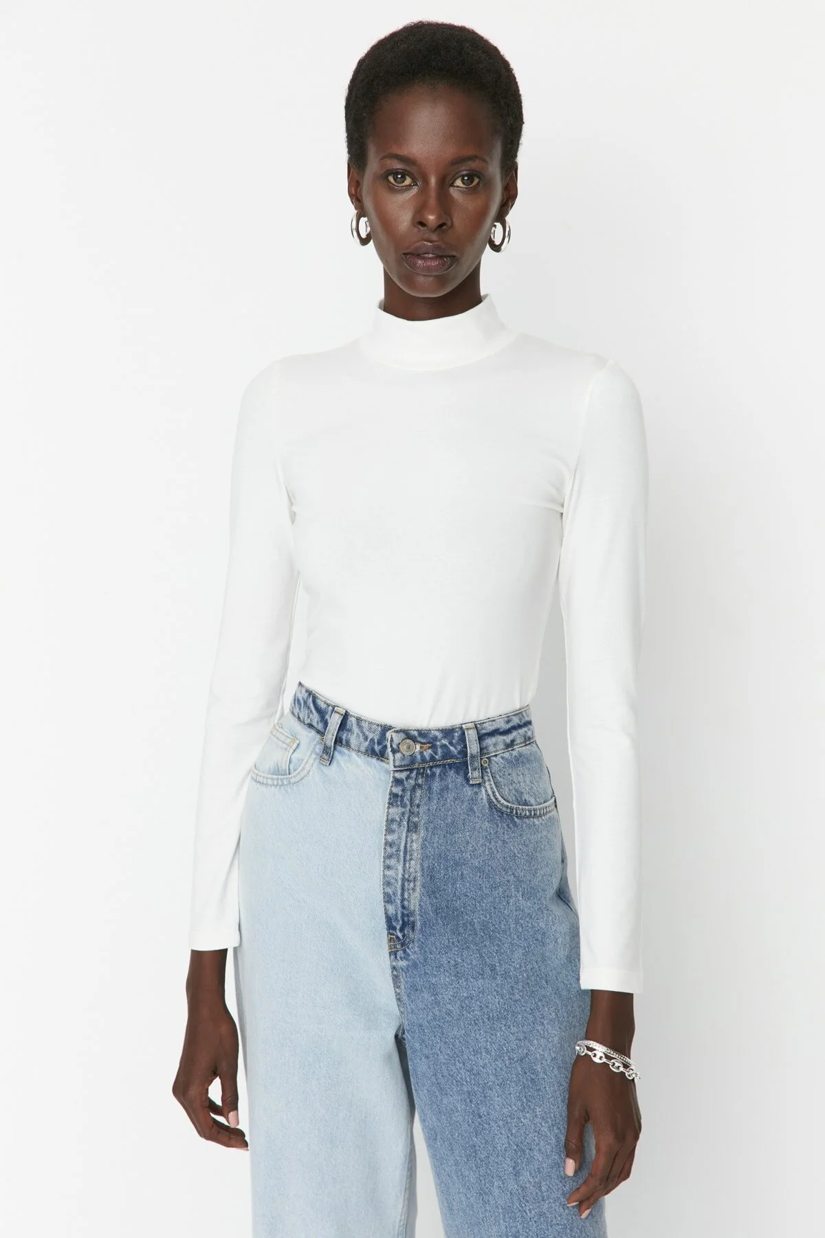 Trendyol Collection  Ecrufarbener Strick-Body mit Stehkragen und Druckknöpfen TWOAW21BD0008