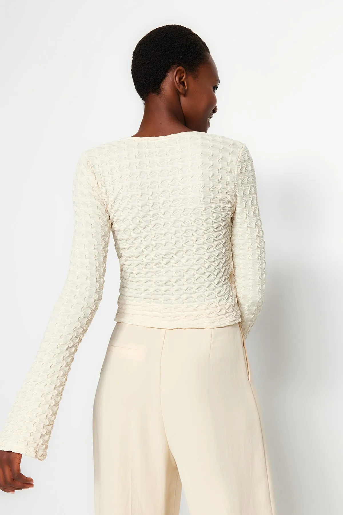Trendyol Collection  Beigefarbene, zweireihige, bauchfreie Strickbluse aus strukturiertem Stoff mit normaler/normaler Passform und zweireihigem Ausschnitt TWOAW24BZ00088
