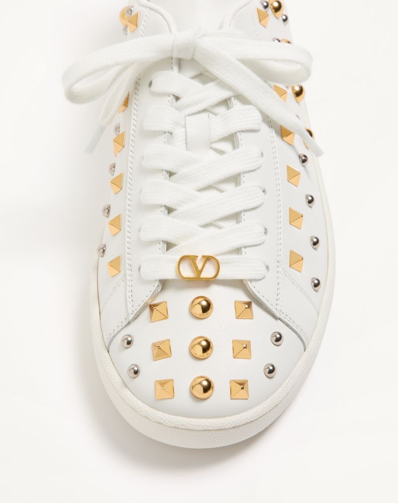 Royco sneaker van nappa kalfsleer met studs.