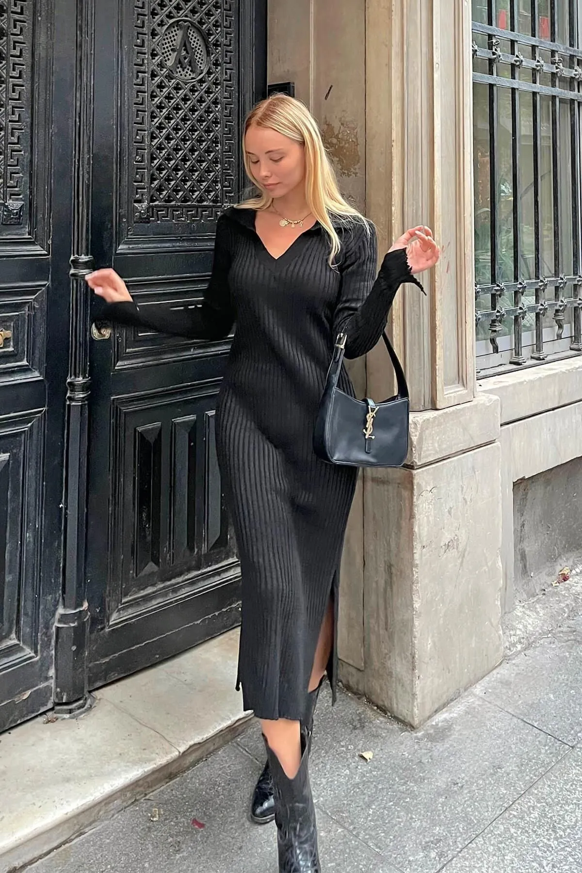 Swist  Schwarzes Strick-Midikleid für Damen mit Polo-Ausschnitt und Ärmeln