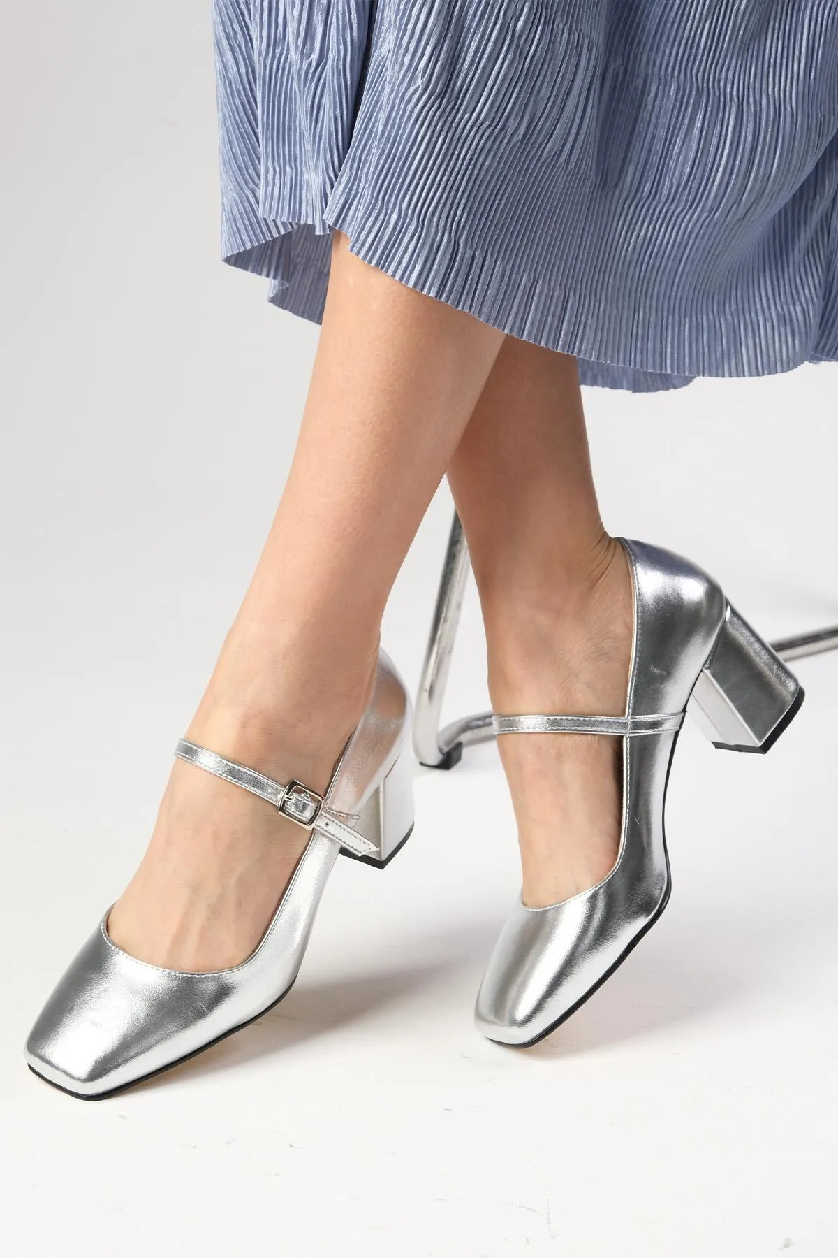 Mio Gusto  Alda Silberfarbene Damenschuhe mit stumpfer Zehenpartie und Absatz