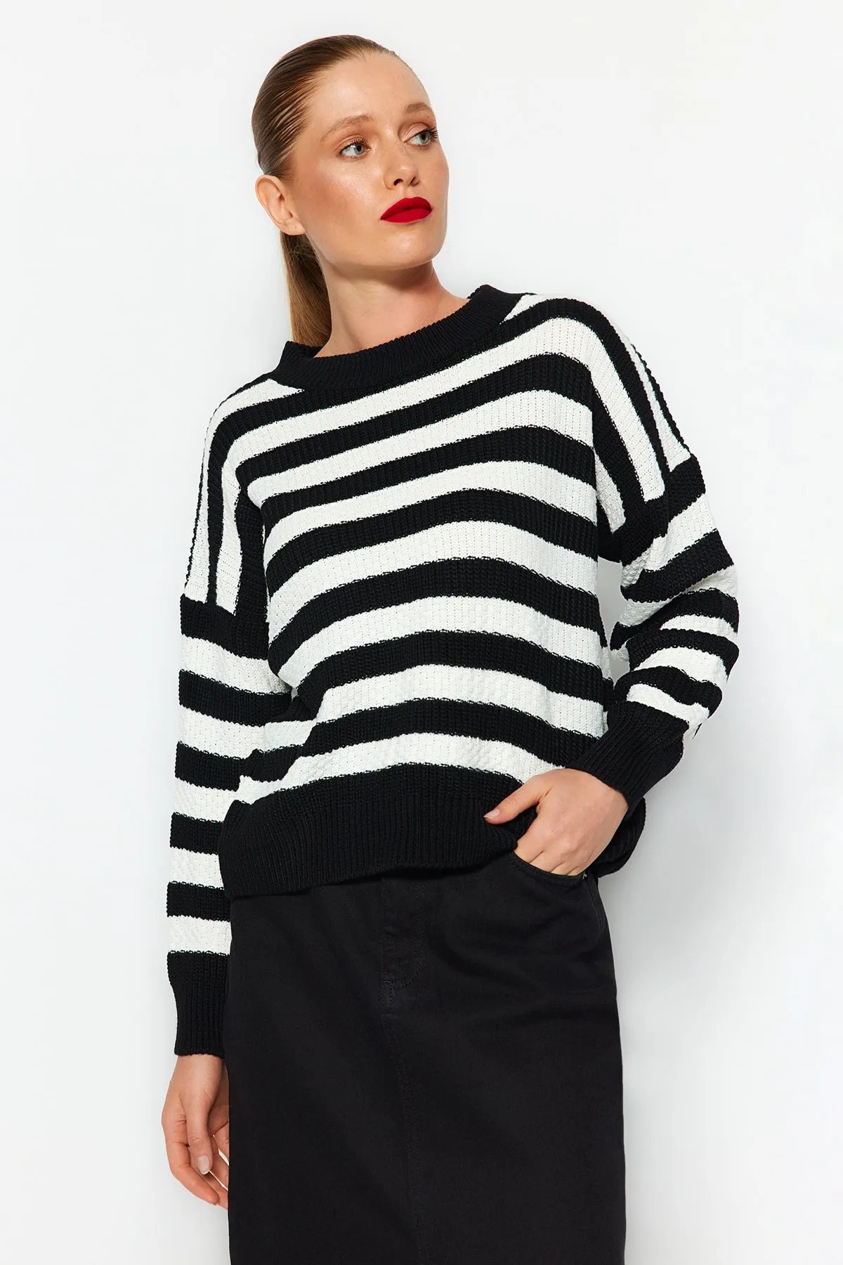 Trendyol Collection  Schwarzer Strickpullover mit weiter Passform TWOAW23KZ00516