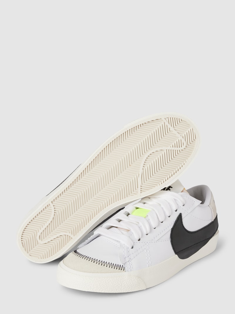 Sneaker mit Label-Detail in weiß
