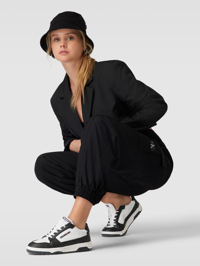 Cargohose mit elastischen Beinabschlüssen Modell 'TECHNICAL' in black
