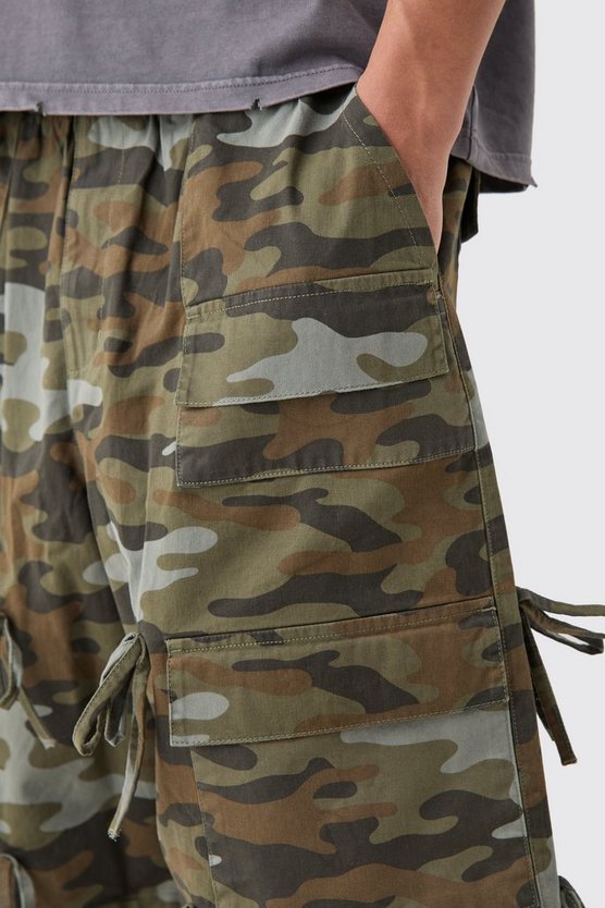 Weite Camouflage Cargo-Shorts mit elastischem Bund