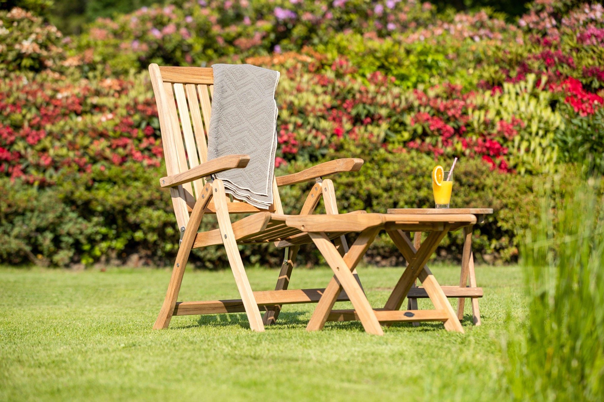 Kai Wiechmann Fußhocker Hochwertige Teak Fußbank 47 x 49 cm als wetterfester Holzhocker, klappbare und unbehandelte Fußstütze aus Teakholz
