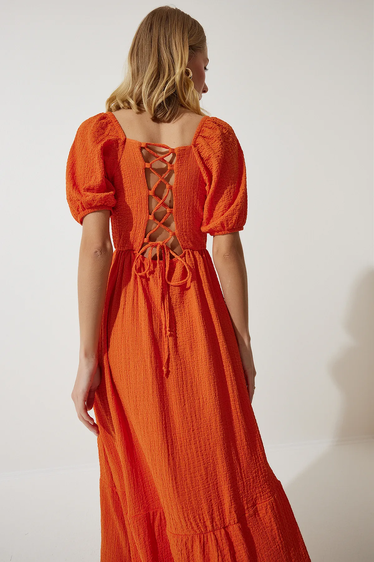 Happiness İstanbul  Strukturiertes Sommer-Strickkleid für Damen in Orange mit Herzkragen UB00050