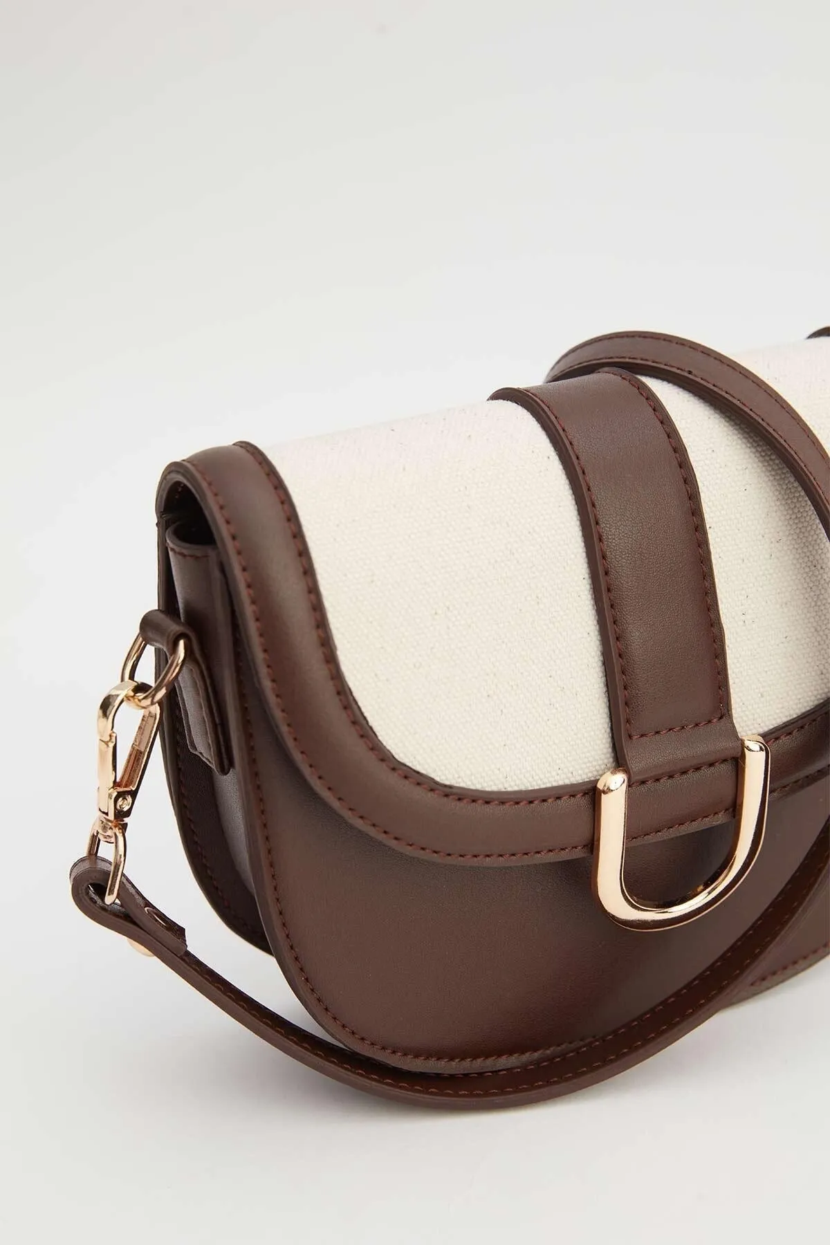 Manuka  Canvas-Tasche mit detaillierter Schnalle in Braun