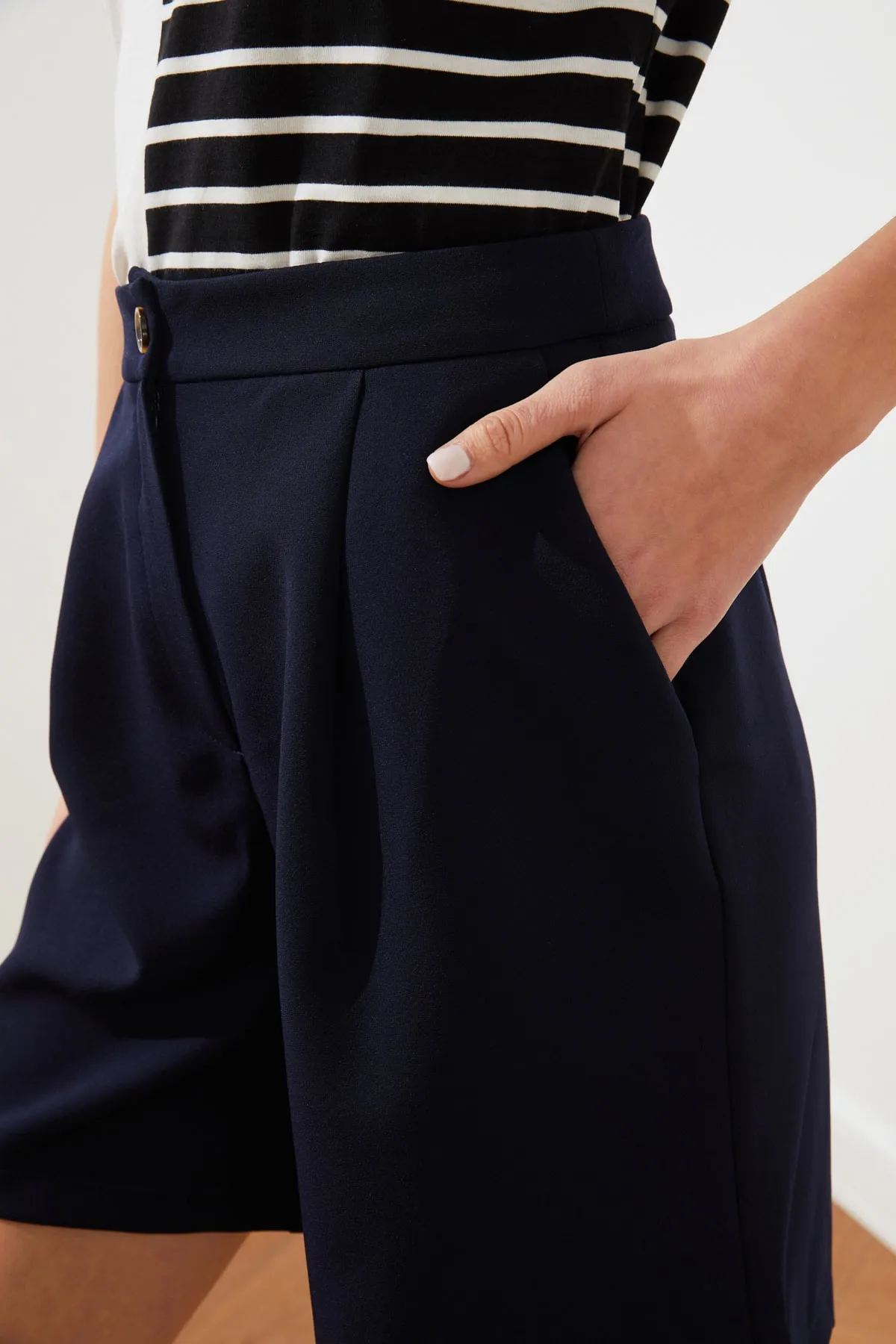 Trendyol Collection  Marineblaue, gewebte Shorts mit normaler Passform und Taschen TWOSS19WX0108
