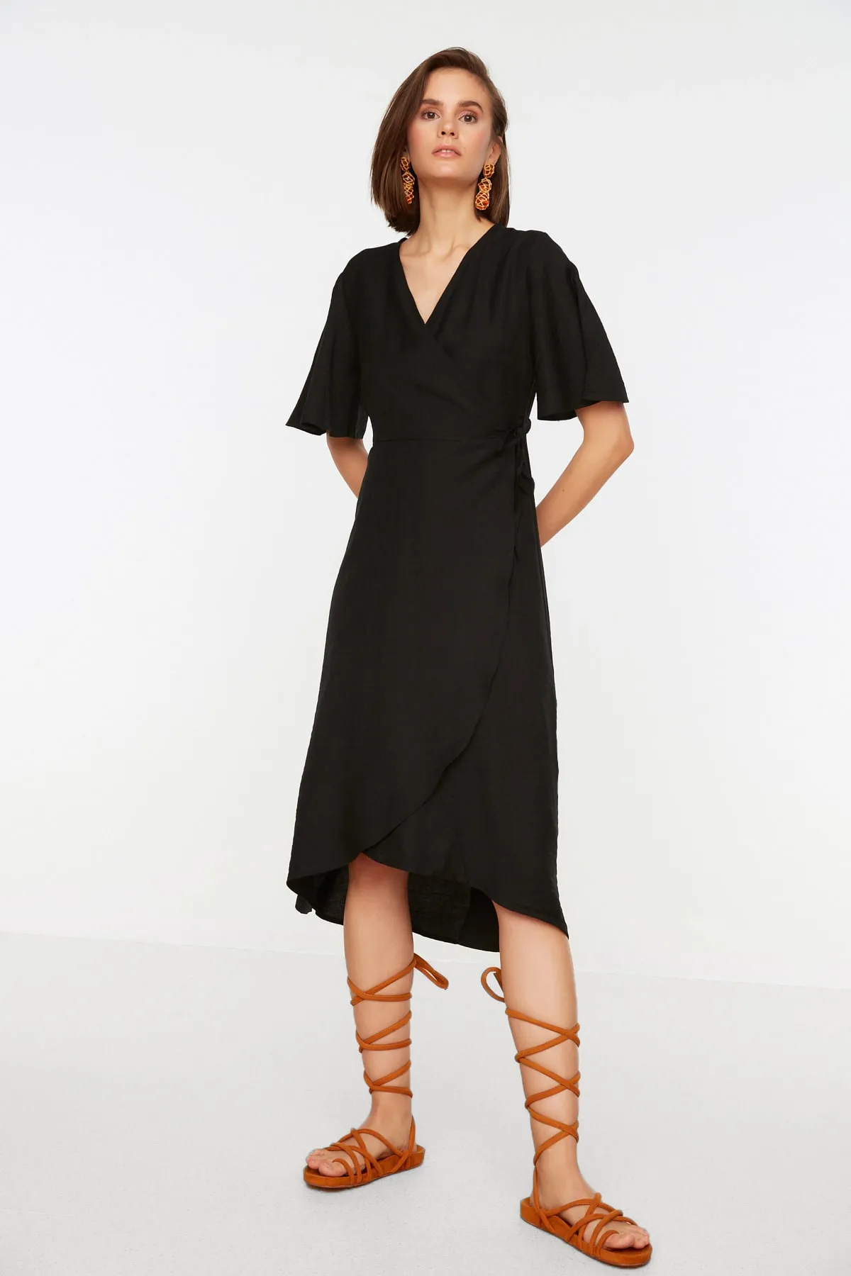 Trendyol Collection  Schwarzes zweireihiges asymmetrisches Midi-Webkleid TWOSS21EL2071