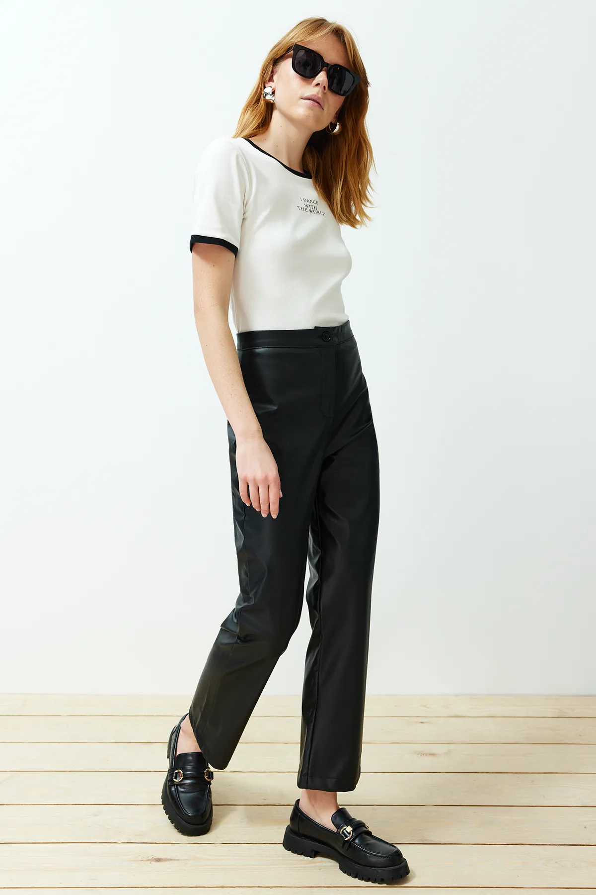 Trendyol Collection  Schwarze gerade/gerade geschnittene Hose aus gewebtem Kunstleder mit schmalem Bein TWOAW22PL0284