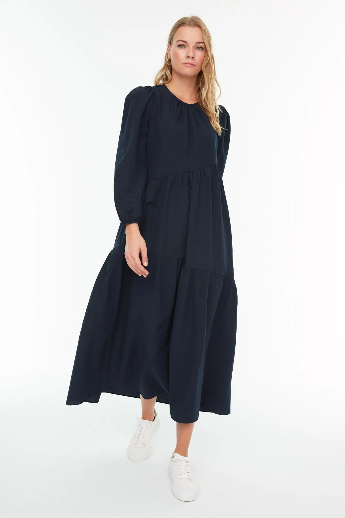 Trendyol Modest  Marineblaues, gewebtes Baumwollkleid mit weitem Schnitt und Raffung TCTSS21EL3470